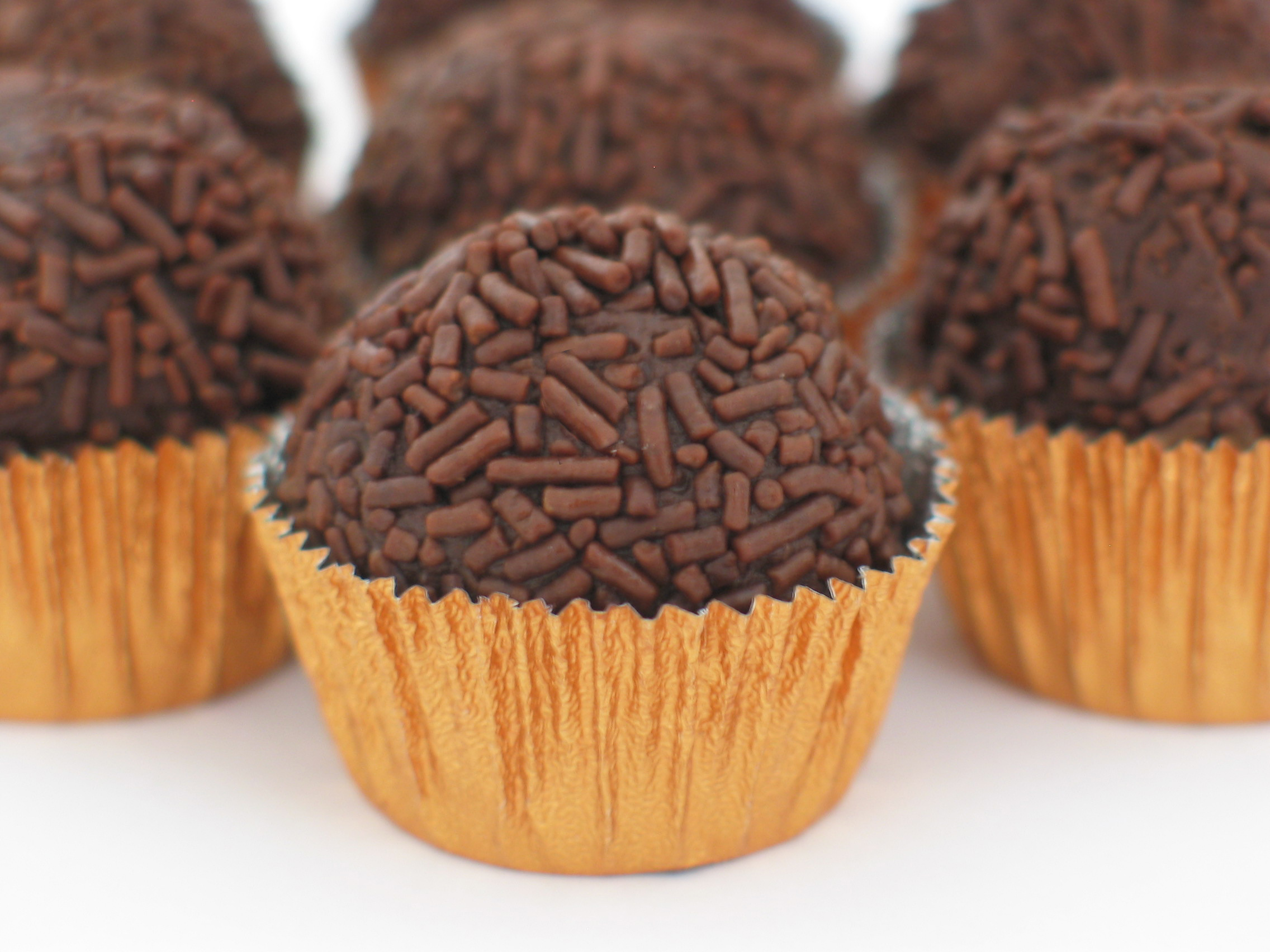 Imagem contendo vários doces do tipo brigadeiro.
