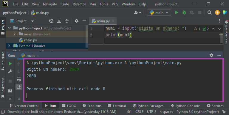 PyCharm aberto. Aparece a frase 'Digite um número' na tela, indicando que o Python está esperando o usuário digitar algo. O usuário digitou 2000. Abaixo, o número 2000 aparece novamente, seguido pela mensagem 'Process finished with exit code 0'.